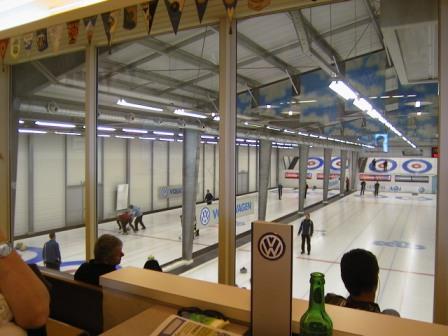 gemtliches Curling-Restaurant mit Blick auf die Rinks